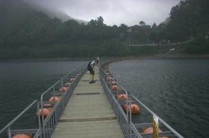 奥多摩湖の浮橋