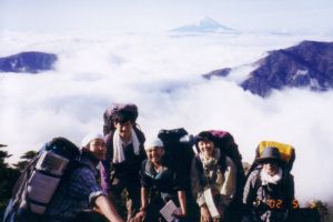 雲海と富士山をバックに